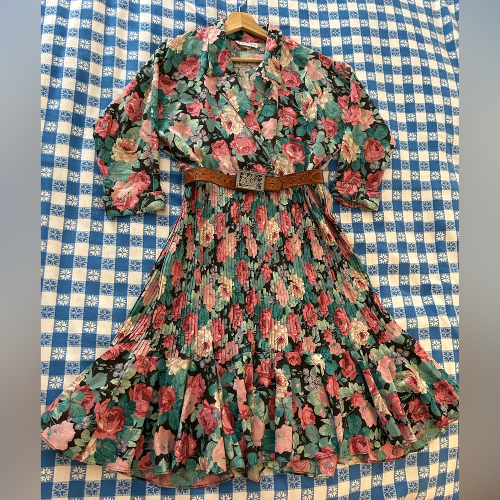True Vintage S.L. Petites Floral Dress w Accordion Pleats and Tiered Skirt